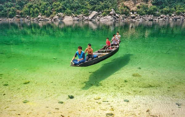 Crystal-clear Umngot River