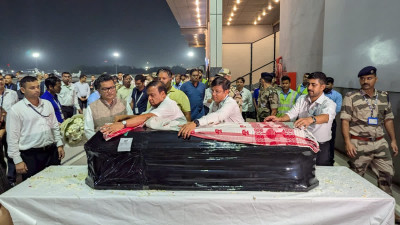 Assam CM Himanta Biswa Sarma Pay Tribute Zubeen Garg coffin at New Delhi Airport Photo